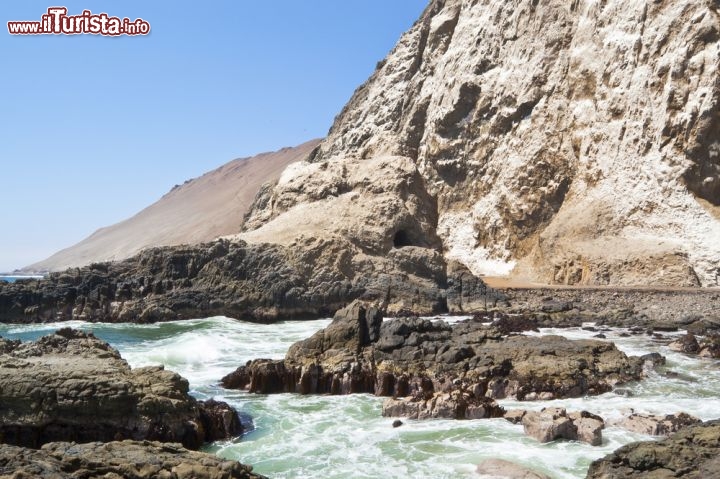 Immagine Costa alta ad Arica , con le rocce ricoperte dal guano deli uccelli- © Israel Hervas Bengochea / Shutterstock.com