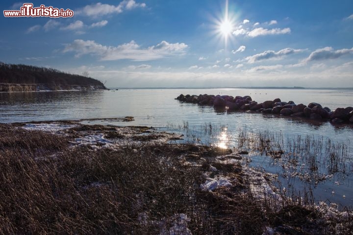 Immagine Costa del mar baltico in Germania prima del tramonto. In estate le lunghe giornate di sole rendono particolarmente piecevoli le vacanze balneari nel nord della Germania, tempo meteorologico permettendo - © RicoK / Shutterstock.com