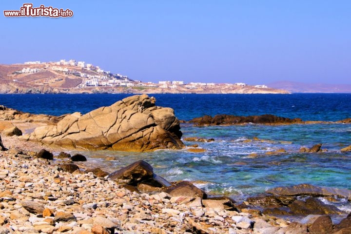 Immagine Costa rocciosa all'isola Mykonos: siamo nell'arcipelago delle Cicladi, nel mar Egeo della Grecia - © JeniFoto / Shutterstock.com