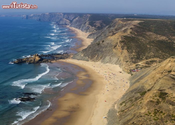 Immagine La costa selvaggia dei dintorni di Sagres in Algarve, Portogallo - © Mauro Rodrigues / Shutterstock.com