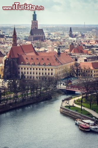 Immagine Cracovia vista dall'alto, con in primo piano il Wawel ed il fiume Wisla - © Zhenia Vyazankina / Shutterstock.com