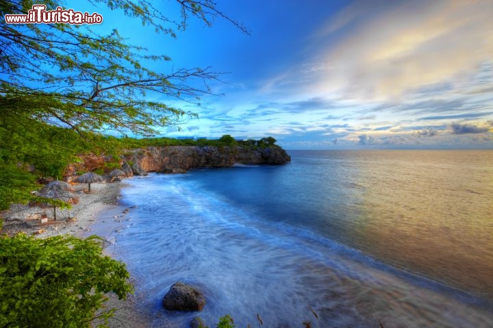 Immagine Crepuscolo su di una spiaggia dell'isola di Curacao, Caraibi meridionali - © Kjersti Joergensen / Shutterstock.com