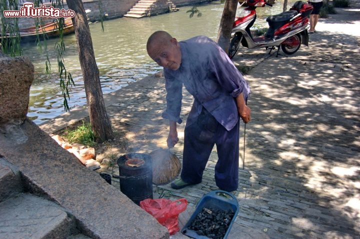 Immagine Scuola di cucina economica, lungo un canale di Zhouzhuang in Cina