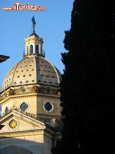 Immagine La cupola della Chiesa di San Gioacchino in Prati, a Roma, è molto particolare: la struttura in alluminio è traforata con stelle in cristallo, in modo da lasciar filtrare all'interno una bella luce naturale che illumina le 14 cappelle. Ogni cappella è dedicata a una delle nazioni cattoliche che tra il 1891 e il 1898 finanziarono la costruzione della chiesa, voluta da Papa Leone XIII.