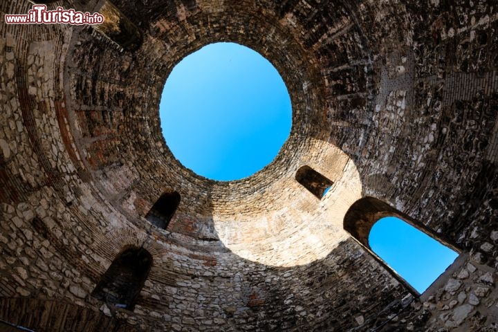 Immagine Palazzo di Dioclezano a Spalato, Croazia: nel vestibolo d'ingresso del lato sud la cupola è sprovvista di copertura e lascia entrare l'azzurro del cielo. In origine doveva essere ricoperta di mosaici, andati perduti nei secoli - © anshar / Shutterstock.com