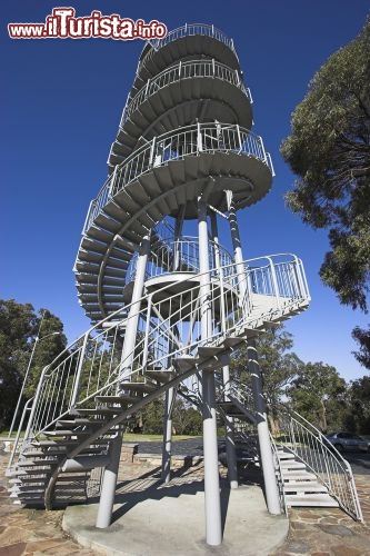 Immagine DNA Tower a Perth, Western Australia. Questa torre elicoidale si trova nel Kings Park ed è fatta da due scale a chiocciola che si intersecano fra di loro. Dalla cima si gode un panorama mozzafiato. 2093083