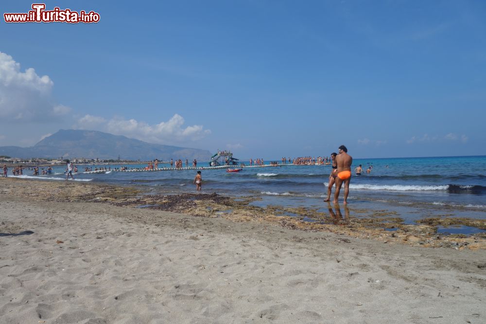 Immagine Le sabbie bianche della Spiaggia di Cornino in Sicilia, sotto al Monte Cofano