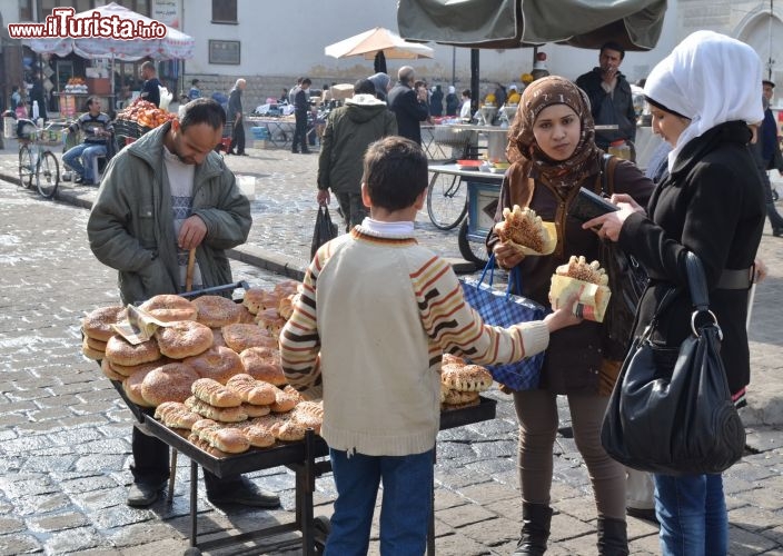 Immagine Damasco 2014: bancarella che vende pane vicino al Suq di Hamidiah - Foto di Monia Savioli