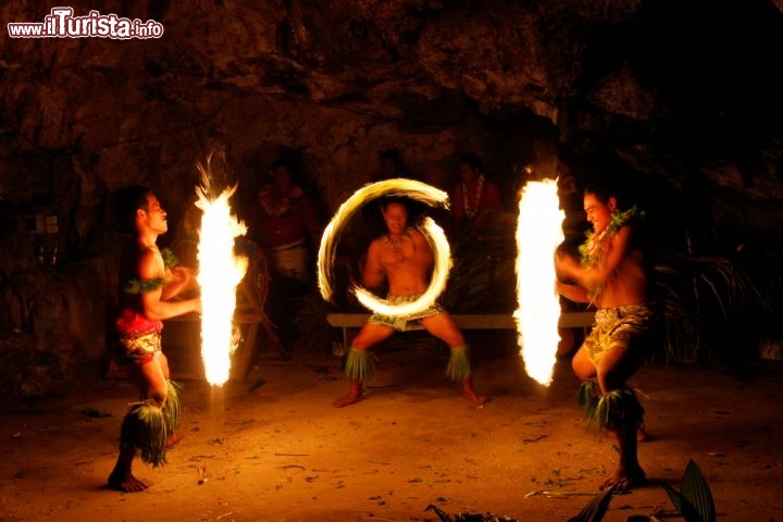 Immagine Danza del fuoco di un gruppo di maori polinesiani a Tongatapu - © Don Mammoser / Shutterstock.com