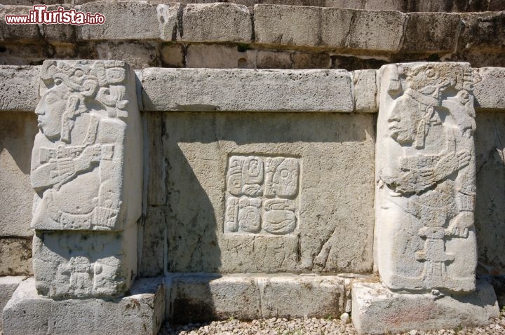 Immagine Un dettaglio del sito archeologico Maya di Palenque (Chiapas, Messico). Dichiarato Patrimonio dell'Umanità dall'UNESCO nel 1987, il sito è più piccolo di Tikal e Copàn, ma contiene alcune delle architetture e sculture più belle che i maya abbiano mai realizzato - © Libor Píška / Shutterstock.com