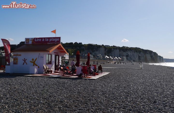 Immagine La grande spiaggia di ciottoli a Dieppe, alta Normandia - © Deborah Terrin