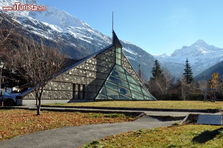 Immagine Discoteca a La Thuile, in Valle d Aosta. La montagna sullo sfondo è la Testa del Rutor, 3486 m