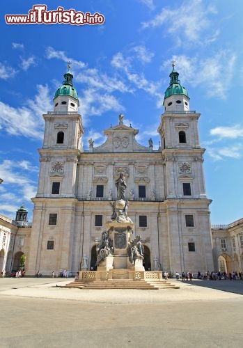 Immagine Il Duomo di Salisburgo (Dom Kirke) è dedicato a San Virgilio e soprattutto a San Ruperto. Fu distrutto più volte dagli incendi. La versione che ammiriamo oggi, in stile barocco, fu completata nel 1628. Le torri campanarie sono alte 81 metri - © gary718 / Shutterstock.com