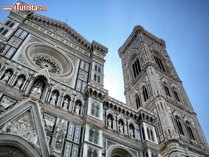 Immagine Il Duomo di Firenze ed il Campanile di Giotto. La Cattedrale di Santa Maria del Fiore è una delle più grandi della cristianità, la terza in Italia per dimensioni, dopo San Pietro e il Duomo di Milano, e preceduta all'estero solamente da Saint Paul a Londra e la grande Cattedrale di Siviglia. Fu consacrata nel 1436 dopo quasi due secoli di lavori richiesti per la riedificazione della presistente chiesa di Santa Reparata. La chiesa rivestita da sonutosi marmi è famosa per la sua enorme cupola, opera insigne di FIlippo Brunelleschi, e per la rpesenza del Campanile di Giotto alto quasi 85 metri, che fornisce verticalità al complesso architettonico che include anche il Battistero di San Giovanni