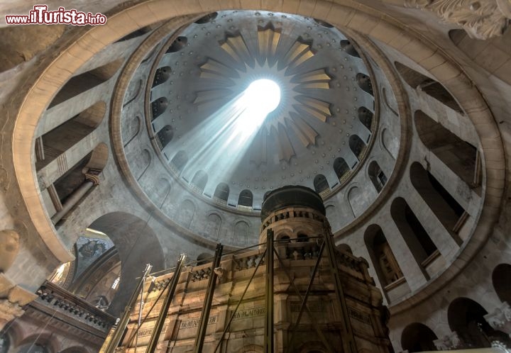 Immagine L'edicola del Santo Sepolcro di Gerusalemme: è considerata il più grande santuario cristiano del mondo - © Vadim Petrakov / Shutterstock.com