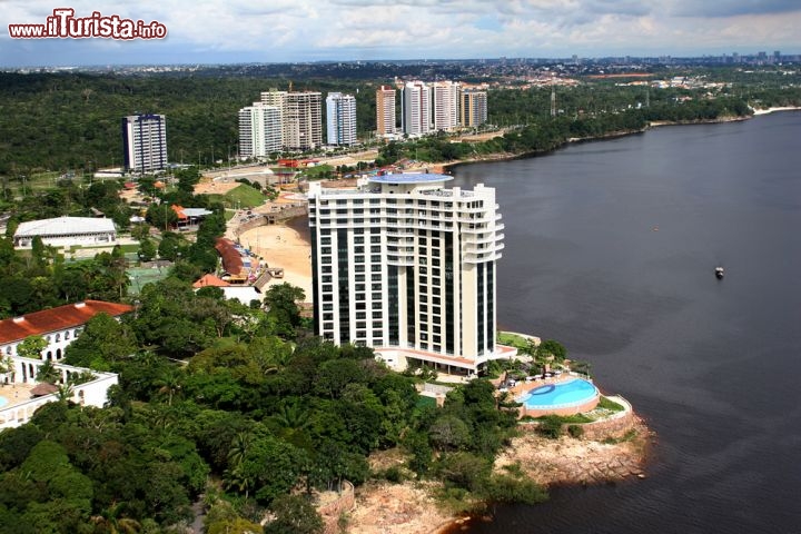 Immagine Edifici moderni a Manaus, in Brasile, lungo le rive del Rio Negro - © casadaphoto / Shutterstock.com