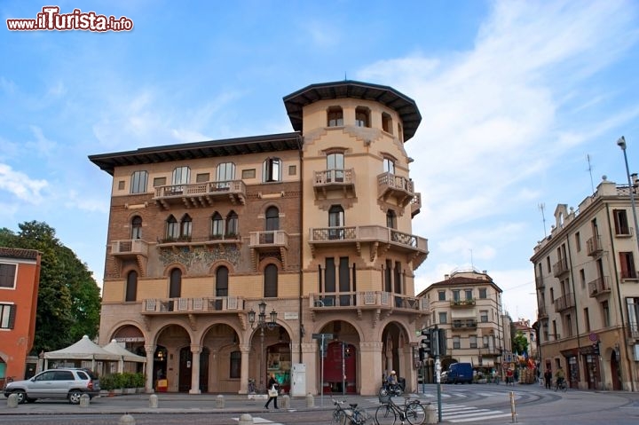 Immagine Pregevoli edifici residenziali antichi nel centro storico di Padova - © eFesenko / Shutterstock.com