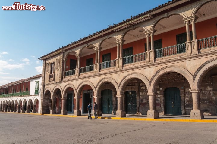 Immagine Palazzi nel centro di Ayacucho, Perù - Città andina fra le più interessanti dopo Cuzco, Ayacucho ha una piacevole atmosfera coloniale che si respira soprattutto nel suo centro storico sempre animato da colori sgargianti e eventi folkloristici. Sulla piazza principale, Plaza de Armas, si affacciano chiese e edifici di tipica architettura coloniale come questo palazzo dalla doppia fila di arcate © Christian Vinces / Shutterstock.com