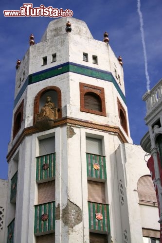 Immagine Edificio in piazza Hassan II a Tetouan, nord del Marocco - © John Blanton / Shutterstock.com