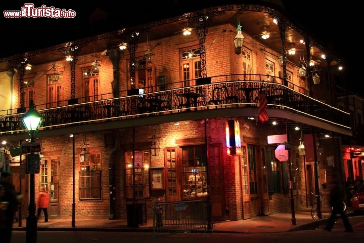 Immagine Scorcio notturno sul Quartiere Francese - Le luci dei lampioni rendono ancora più suggestiva l'atmosfera multietnica che si respira passeggiando di notte per le vie del vecchio centro di New Orleans che ancora oggi mescola alla perfezione il fascino francese con l'autenticità di questo angolo d'America  - © Colin D. Young / Shutterstock.com