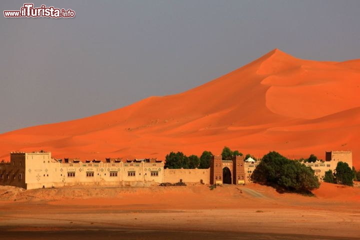 Immagine Hotel Yasmina a fianco dell'Erg Chebbi, le grandi dune di sabbia del Marocco a Merzouga - © Marcel Baumgartner / Shutterstock.com