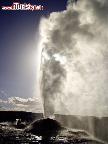 Immagine Eruzione del Lion Geyser a Yellowstone (USA). Si trova nell'Upper Geyser Basin ed è chaimato così per il "ruggito" che accompagna ogni eruzione che lancia nel cielo una colonna di 27 metri di acqua bollente - © emattil / Shutterstock.com