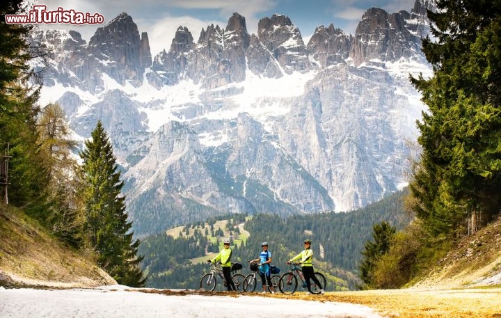 Immagine Escursione in mountain bike sulle Dolomiti vicino alla Val Gardena - © TDway / Shutterstock.com
