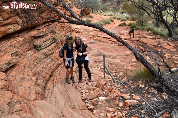 Immagine Escursioniste lungo il sentiero alto di Kings Canyon (Australia) - Le rocce di Kings Canyon, vecchie di circa 400 milioni di anni, sono sicuramente tra le attrazioni principali del canyon. Si tratta di arenarie stratificate, probabilmente di antiche dune, dato che possiedono una stratificazione di tipo incrociato