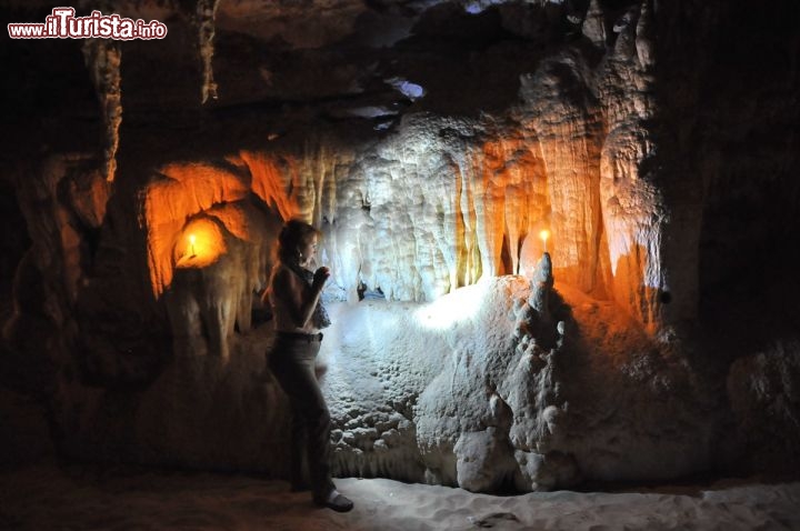 Immagine Esplorando la grotta e le concrezioni della Djara Cave in Egitto - In collaborazione con I Viaggi di Maurizio Levi