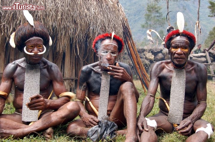 Immagine Etnia Dani, alcuni uomini in un villaggio della Papua Nuova Guinea - Foto di Giulio Badini, I Viaggi di Maurizio Levi.