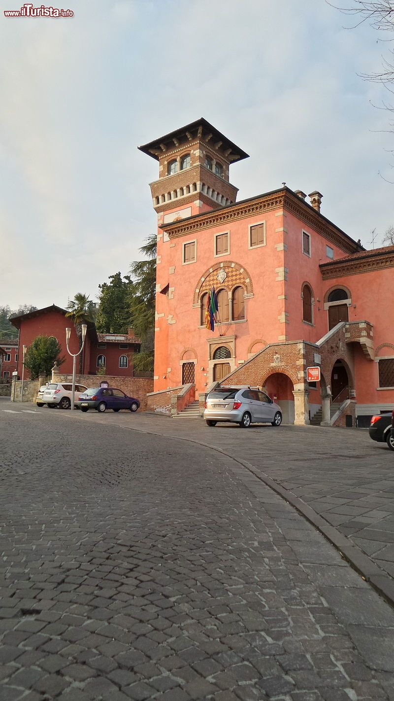 Immagine L'Ex municipio e ufficio postale di Creazzo Colle - © Pottercomuneo - CC BY-SA 4.0, Wikipedia