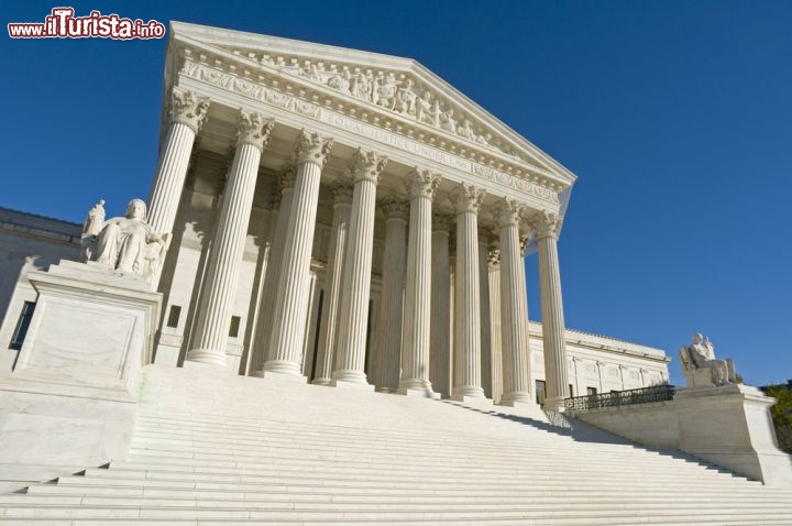 Immagine La facciata della Corte Suprema degli USA a Washington DC - © Gary Blakeley / Shutterstock.com