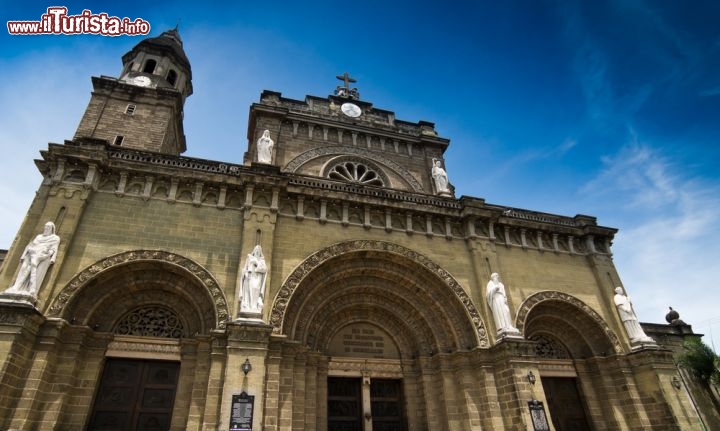 Immagine La facciata della Cattedrale di Manila, nel distretto di Intramuros - © Krajomfire / Shutterstock.com