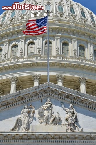 Immagine La facciata est del Campidoglio Stati Uniti, con la bandiera americana che sventola fiera al vento - © Orhan Cam / Shutterstock.com