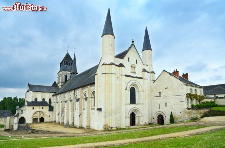 Immagine L'elegante facciata ovest dell'Abbazia di Fontevraud in Francia (Loira) - © StevanZZ / Shutterstock.com