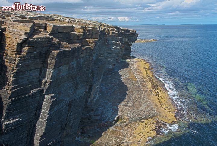 Immagine Una falesia a picco sul mare, uno dei paesaggi più spettacolari delle Isole Orcadi in Scozia - © Tomas Skopal / Shutterstock.com