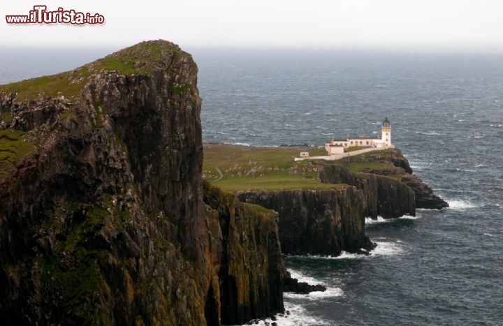 Immagine Il faro di Neist Point Lighthouse sorge sull'Isola di Skye in Scozia e si trova sul suo promontorio più occidentale  - © Palis Michalis / Shutterstock.com