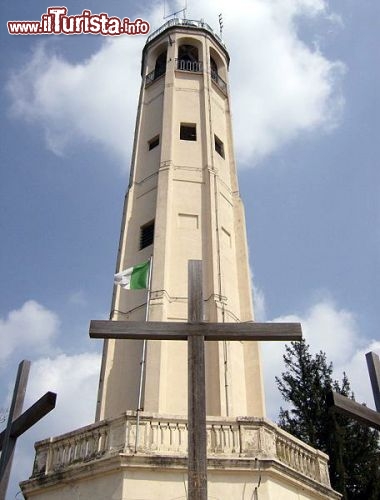 Immagine Faro Voltiano a Brunate - Il nome ci rivela che questa costruzione ottagonale, alta 29 metri è dedicata al grande Alessandro Volta. Fu eretto nel 1927, per celebrare il centenario della morte del fisico italiano, famoso per aver invitato la pila. Dal faro si godono le viste più belle di Brunate - © Swiss79 / it.wikipedia.org/