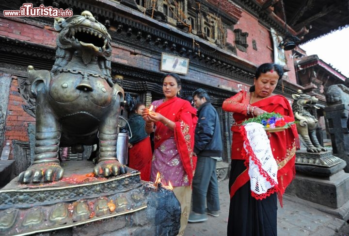 Immagine Fedeli fanno offerte durante la festa di Bisket Jatra a Bhaktapur  - © Hung Chung Chih / shutterstock.com