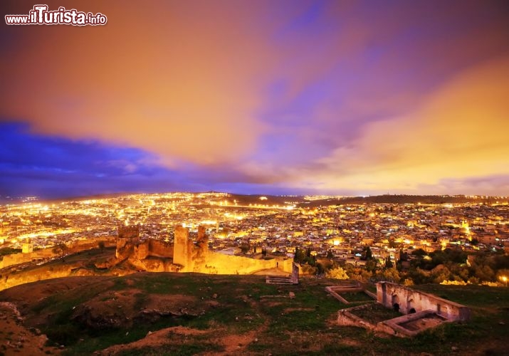 Immagine Fes di notte: il panorama della piu grande medina del Marocco - © Rechitan Sorin / Shutterstock.com