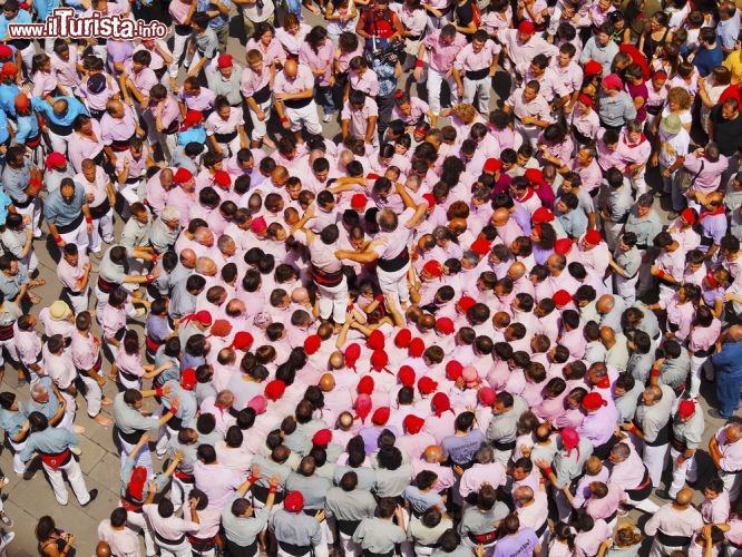 Immagine Festa a Terrassa (Spagna): nella foto si intuisce la tecnica utilizzata  per costruire i Castells, le torri umane tipiche delle feste che si svolgono in Catalogna - © Karol Kozlowski / Shutterstock.com
