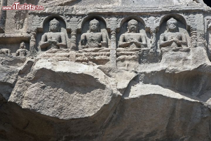 Immagine Figure scolpite nella roccia presso le Ajanta Caves in India - © JeremyRichards / Shutterstock.com