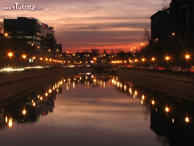 Immagine Il Dâmboviţa dopo il tramonto riflette le luci di Bucarest e riempie la capitale romena di romanticismo © Alexandru Cristian Ciobanu / Shutterstock.com