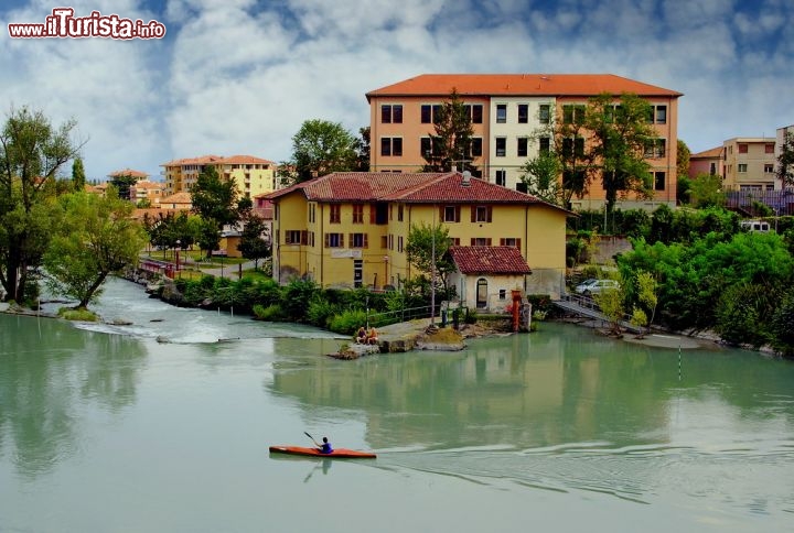 Immagine Il fiume Dora Baltea a Ivrea (Piemonte)  - © Pecold / Shutterstock.com