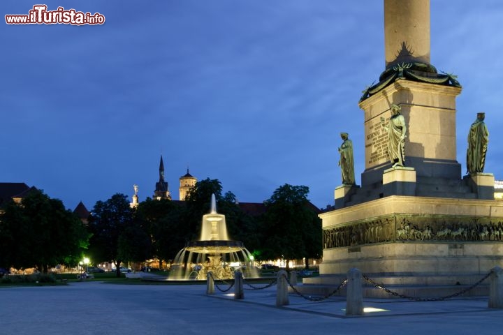 Immagine Stoccarda by night: la fontana di Schlossplatz, piazza principale della città, e in primo piano la base della colonna monumentale (Jubiläumssäule, ovvero Colonna del Giubileo) alta 30 m che venne eretta nel 1841 per celebrare il 25° anniversario di regno di Guglielmo I. Sulla cima è posizionata la statua della Concordia, che pesa ben 5 tonnellate - © Jens Goepfert / Shutterstock.com