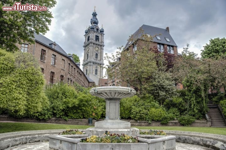 Immagine Fontana a Mons con il Beffroi (Patrimonio dell'Umanità dell'UNESCO) sullo sfondo - © Anibal Trejo / Shutterstock.com