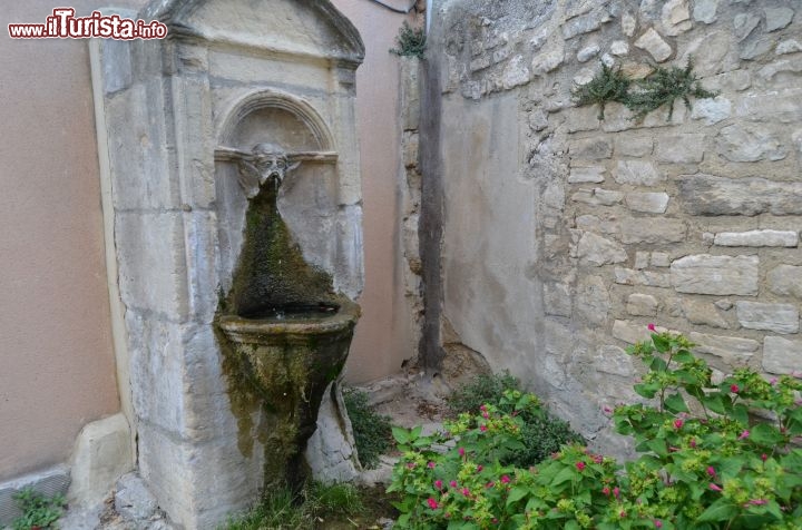 Immagine una Fontana a Pernes les Fontaines. Il borgo porta questo nome per la presenza di 40 fontane (per alcuni 41) all'interno del suo centro storico