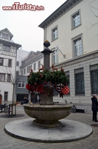 Immagine Fontana decorata nel centro di San Gallo durante il periodo di Natale