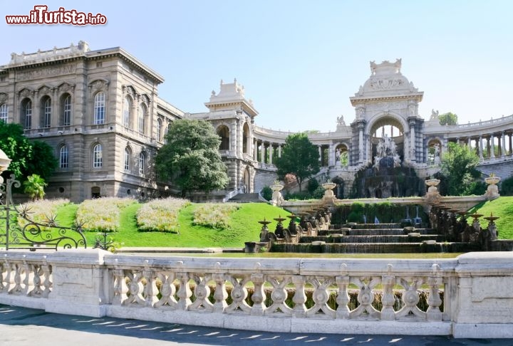 Immagine Fontana nel Palais de Longchamp a Marsiglia in Francia - © vvoe / Shutterstock.com