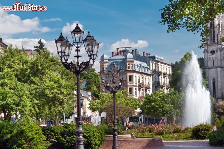 Immagine Una fontana nel parco delle terme di Baden-Baden in Germania. Il complesso è famoso per ospitare anche un casinò e come sede di importanti concerti - © g215 / Shutterstock.com